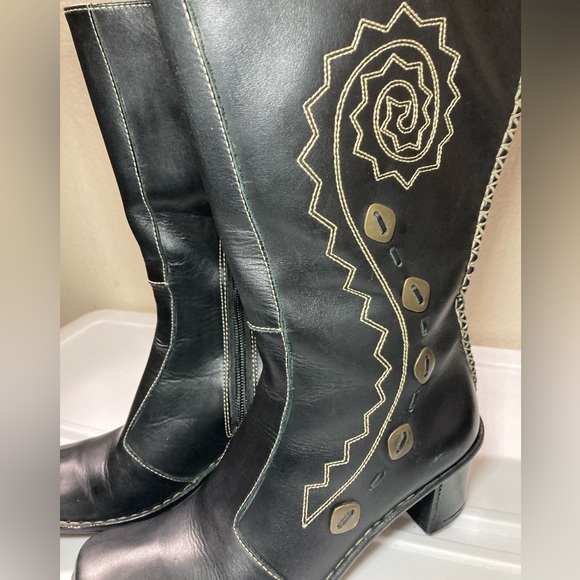 Tsonga Elegant Black Leather Heeled Boots with Decorative Stitching - Picture 2 of 14